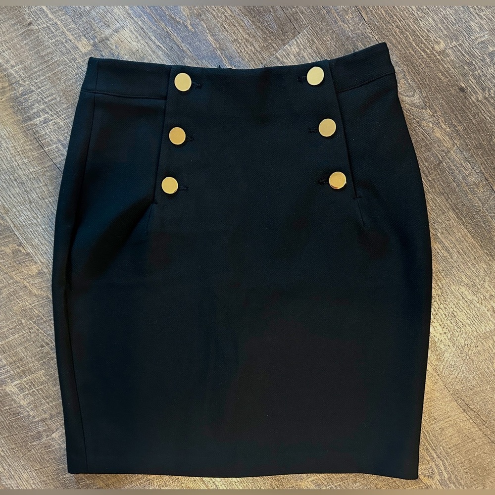 H&M Black Skirt with round buttons, size 6